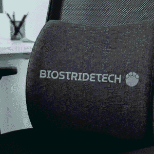 Cojín lumbar ergonómico BIOSTRIDETECH de tela gris con logo bordado en silla de oficina