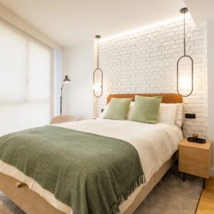 Cama de diseño tapizada con cabecero integrado
