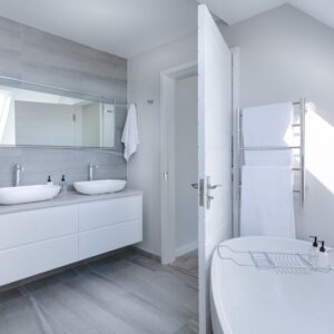 Baño de diseño con doble lavabo y mobiliario integrado