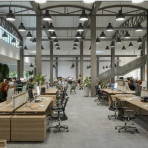 Oficina de diseño abierta con puestos de trabajo colaborativos