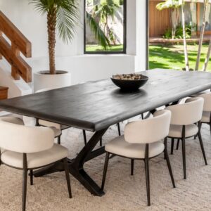 Mesa de comedor de diseño con sillas tapizadas