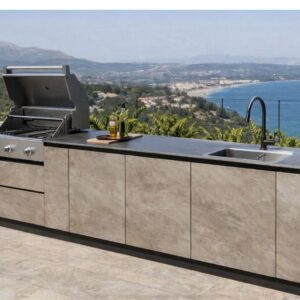 Cocina exterior de diseño con barbacoa integrada y zona de lavado
