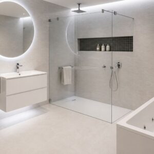 Baño blanco con ducha abierta y bañera hidromasaje