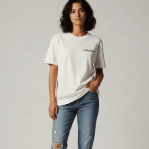 mujer joven con camiseta inteligente Colors4mi de color blanco